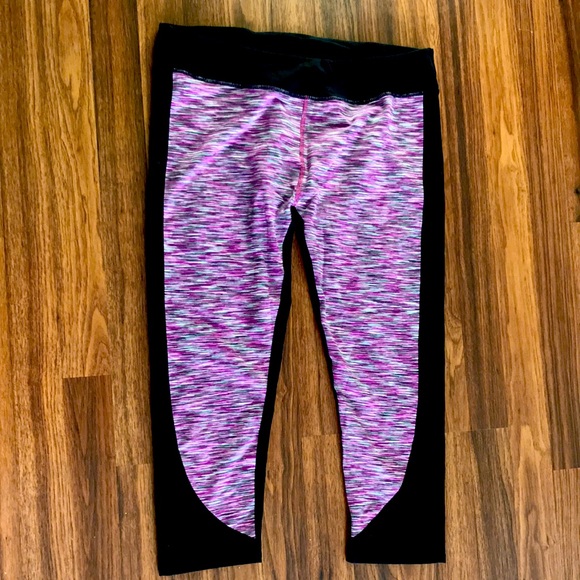 Mid-Rise Printed Capri Fabletics Leggings - Picture 3 of 6